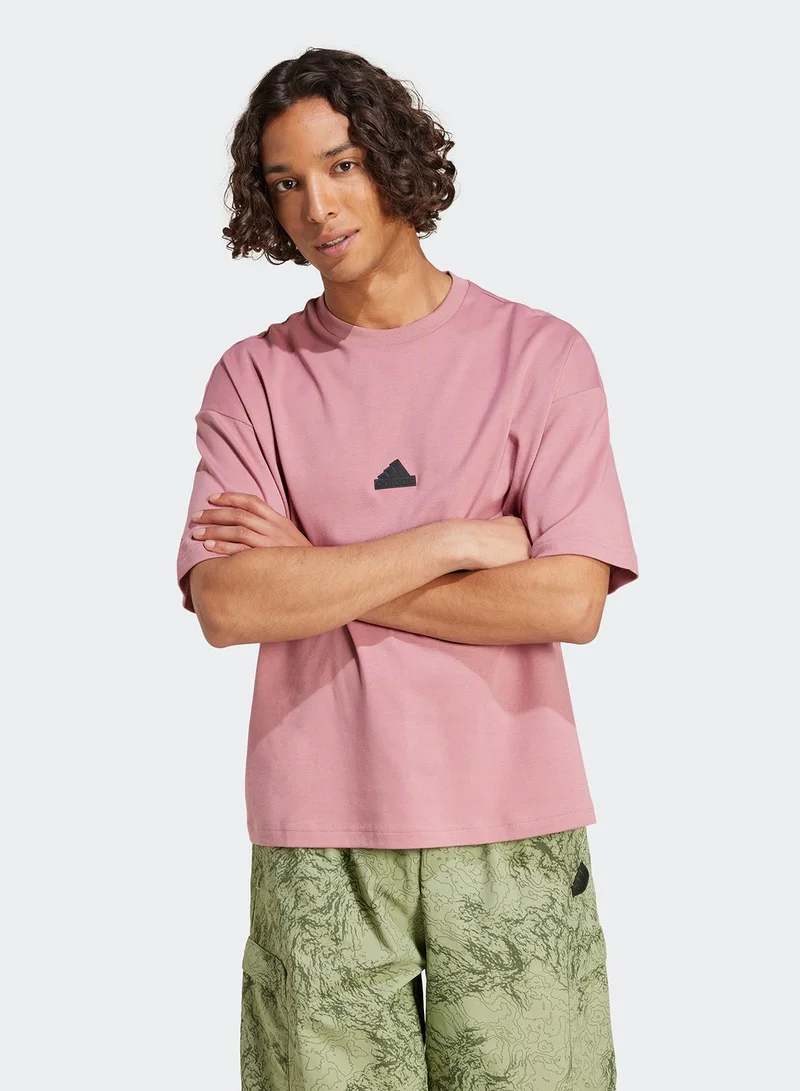 اديداس تيشيرت بطبعة مدينة الهروب