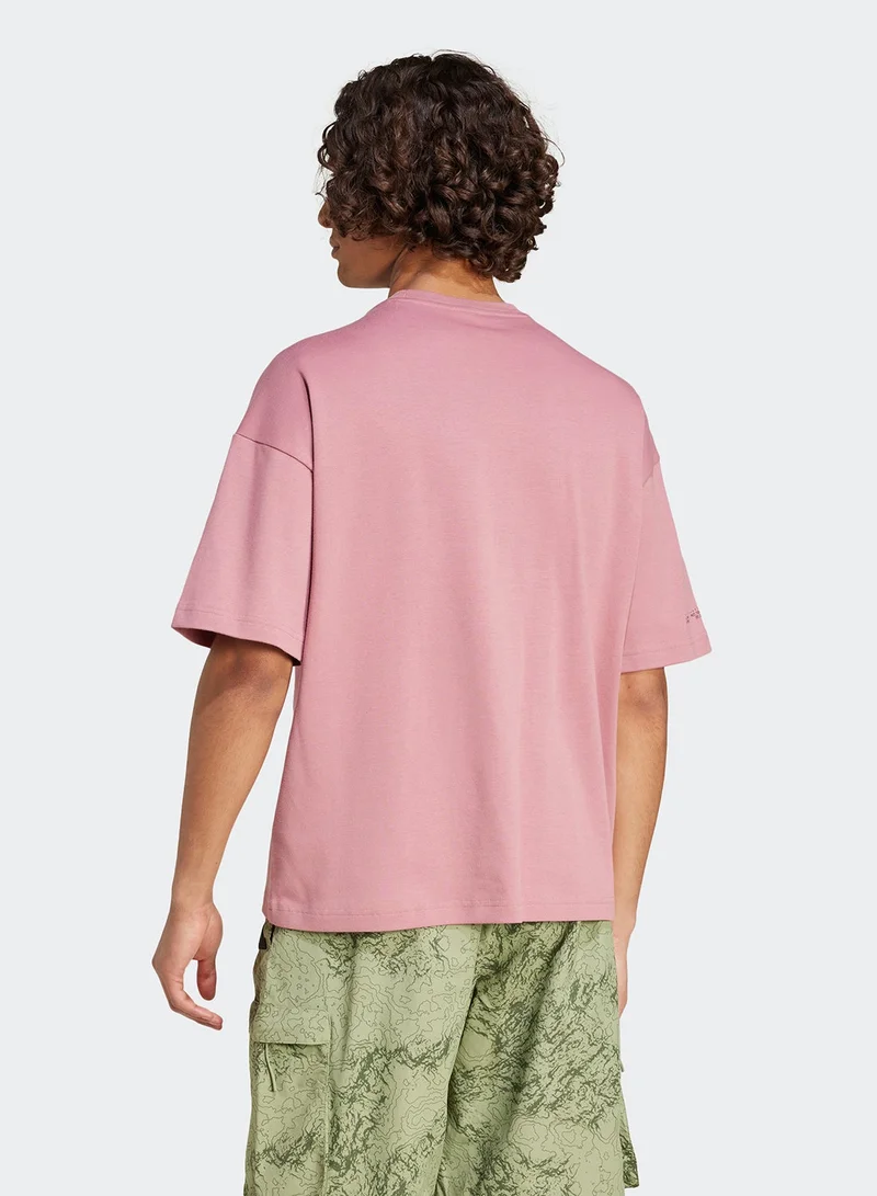 اديداس تيشيرت بطبعة مدينة الهروب