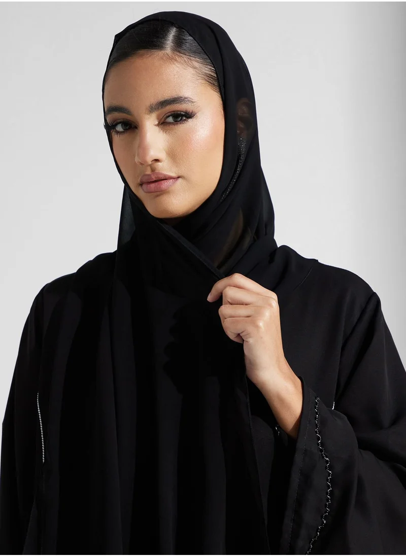 هيا كلوزيت عباية مزخرفة بفتحة أمامية