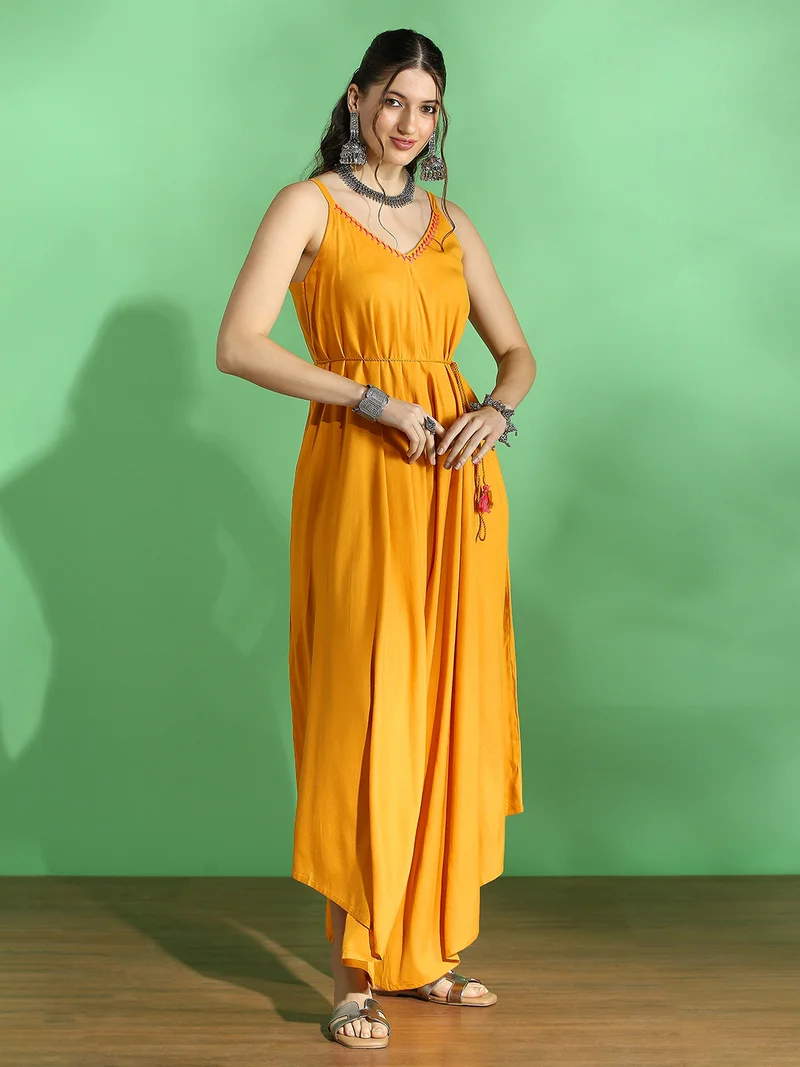 جلو باص جمبسوت نسائي جلوبس بياقة على شكل حرف  وأكمام بحمالات وربطة خصر وحافة غير متماثلة واسعة بتطريز أصفر