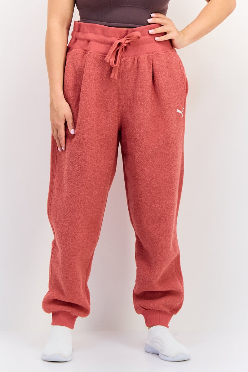 PUMA سروال رياضي نسائي بشعار العلامة التجارية مناسب للخارج، أحمر أسترو - Image 1