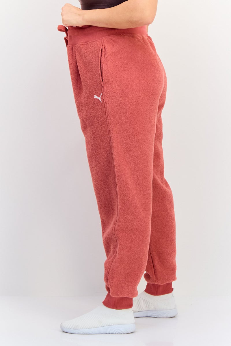 PUMA سروال رياضي نسائي بشعار العلامة التجارية مناسب للخارج، أحمر أسترو - Image 2