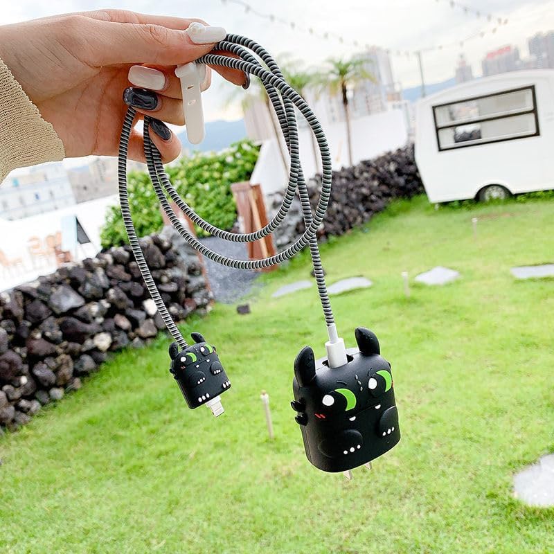 INEFABLE غطاء واقي لشاحن مع نمط ثلاثي الأبعاد لطيف لشاحن آيفون فقط 18 واط و 20 واط، واقي كابل بيانات لحفظ الكابل - مجموعة من 1 (تنين أسود) - Image 3