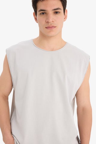 Man Boxy Fit Crew Neck Sleeveless Tank Top - pzsku/Z78383AF389D793CBFB91Z/45/1751030075/6f20c3f1-e7ab-4ba2-acb3-62f4b0136805