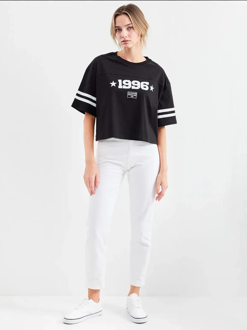 بيغ دارت تيشيرت قصير بياقة دائرية واسع بطبعة شعار