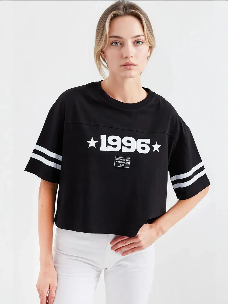 بيغ دارت تيشيرت قصير بياقة دائرية واسع بطبعة شعار