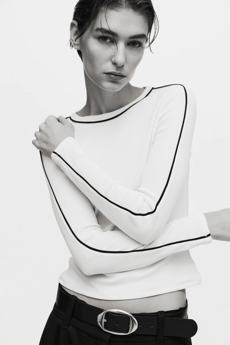 اتش اند ام بلوزة من الجيرسيه المرن