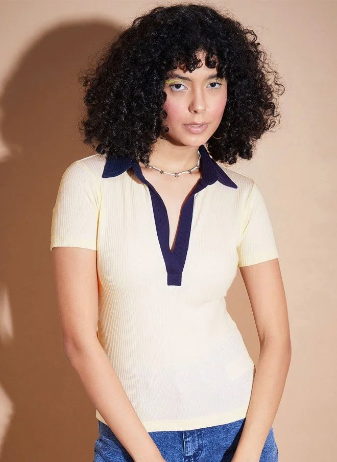 ساسافراس بلوزة بياقة بولو مضلعة باللون الأبيض العاجي والأزرق الداكن للنساء