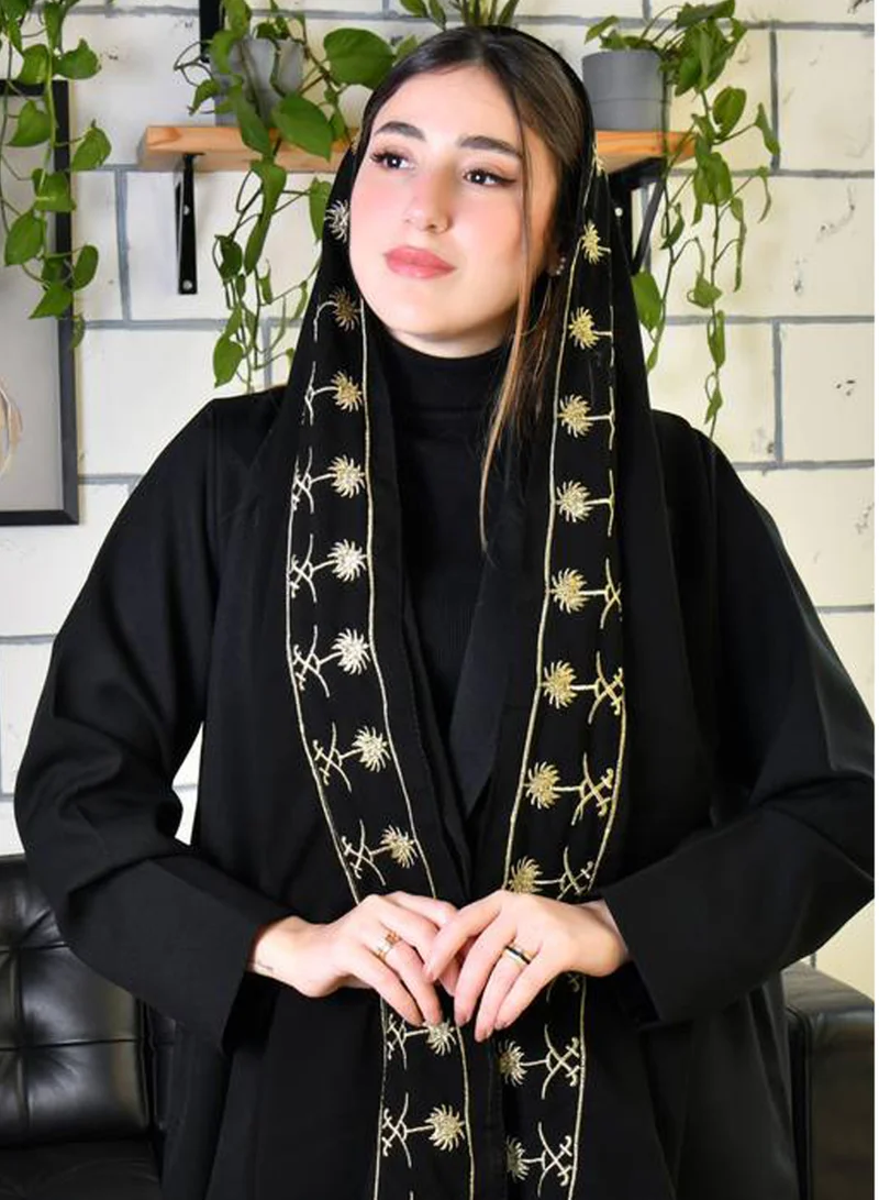 عبايات حوراء طرحه حرير سوداء مع تطريز ذهبي  بشعار المملكة  ممتد على الحواف تصميم اليوم الوطني السعودي