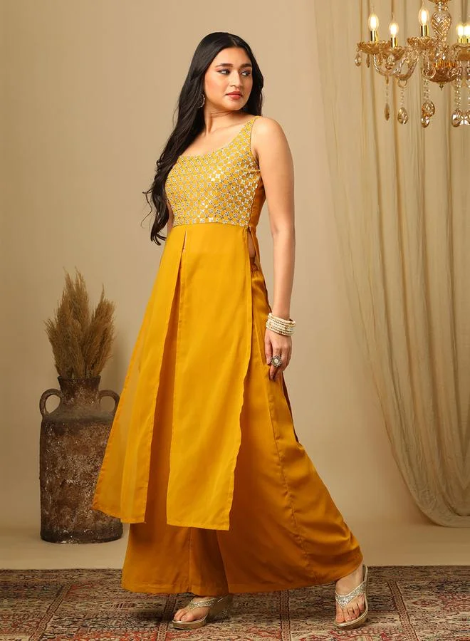 جلو باص مجموعة من بنطال بالازو وكورتا مُطرّزة ومنمقة بالترتر