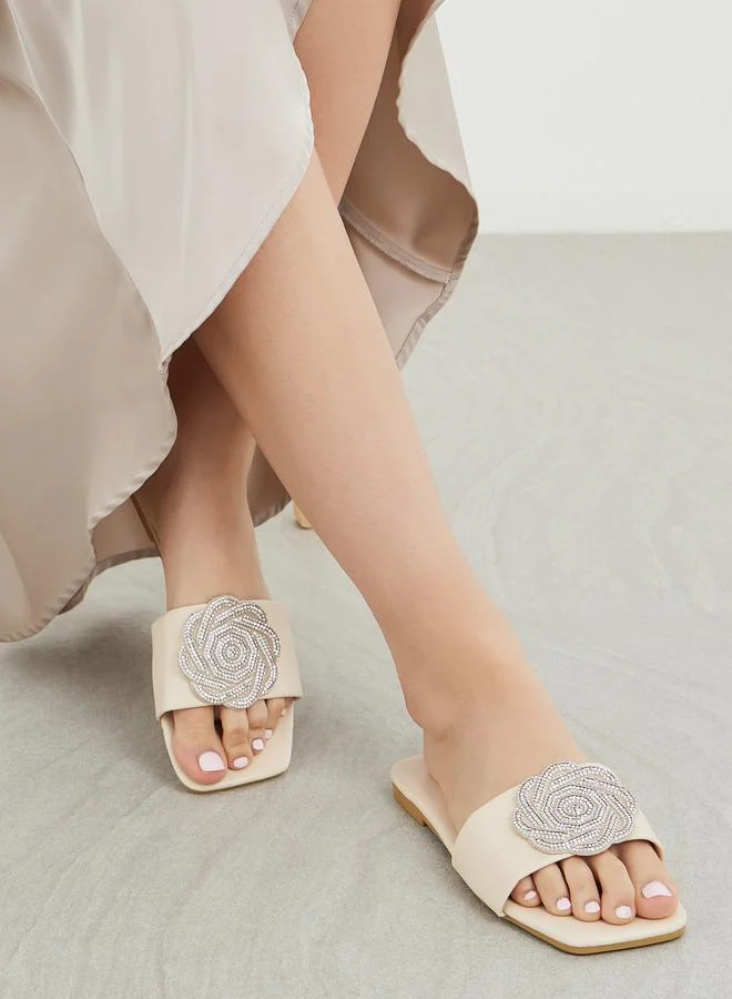 تايك تو صندل مسطح مزين بحزام زهور