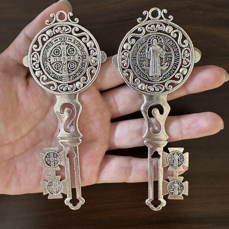 Bovemee 2 قطع / مجموعة ميدالية سانت بنديكت مزدوجة الجوانب 4.9 بوصة × 2.9 بوصة مفتاح البركة للحماية - ميدالية سان بنديكت حامل المنزل والباب - حامل حائط هدايا عيد الفصح الكاثوليكي - مفتاح سان بنديكت هدية (فضي) - Image 1