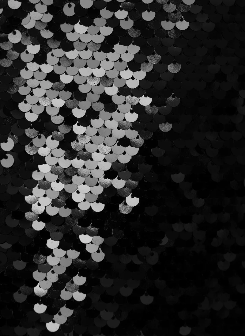 ليتشي فستان قصير من الترتر مع أكتاف مفتوحة