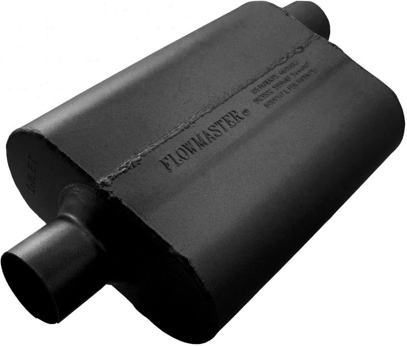 FLOWMASTER كواترون 40 الأصلي - كاتم صوت ذو غرفتين - 2.50 بوصة مدخل مركزي / 2.50 بوصة مخرج مائل - صوت عدواني - فولاذ مطلي بالألمنيوم بسمك 16 - للسيارات العضلية، سيارات الشارع، الشاحنات، سيارات الدفع الرباعي وبناءات الشريط (42542) - Image 1