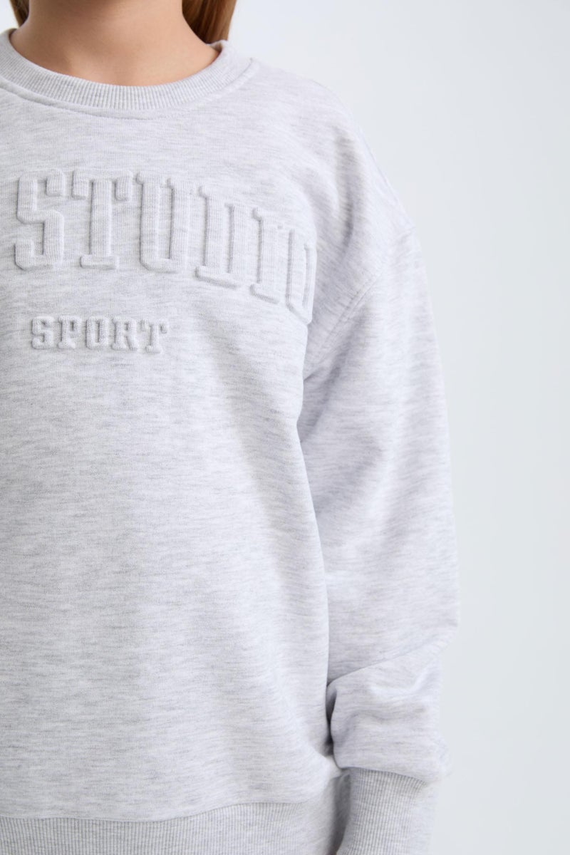 ديفاكتو سويت شيرت بناتي بطبعة شعار قصة عادية - Image 5