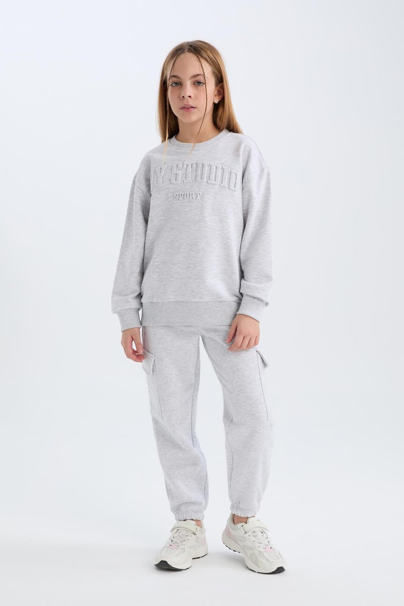 ديفاكتو سويت شيرت بناتي بطبعة شعار قصة عادية - Image 2