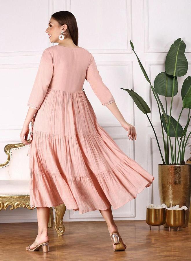 آي شين فستان ميدي نسائي  بأكمام ثلاثة أرباع مطرز باللون الخوخي - Image 4