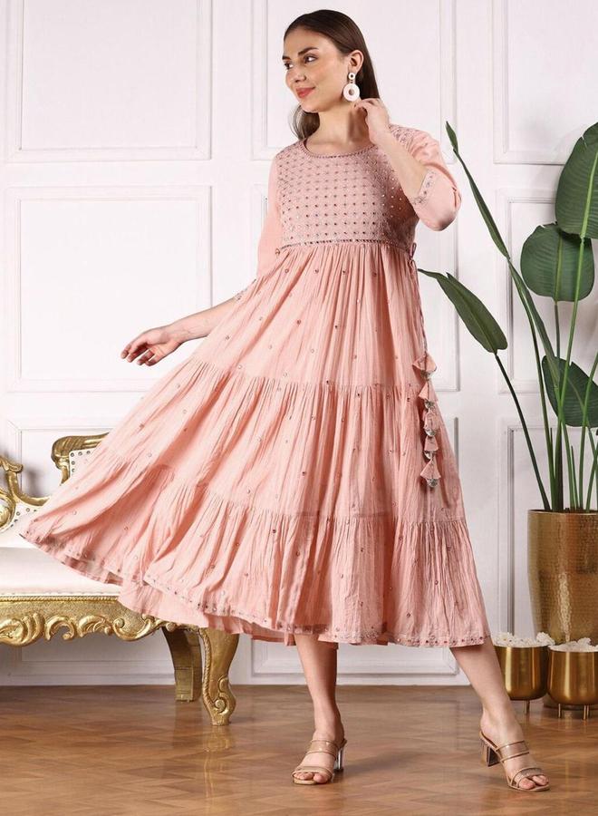 آي شين فستان ميدي نسائي  بأكمام ثلاثة أرباع مطرز باللون الخوخي - Image 1