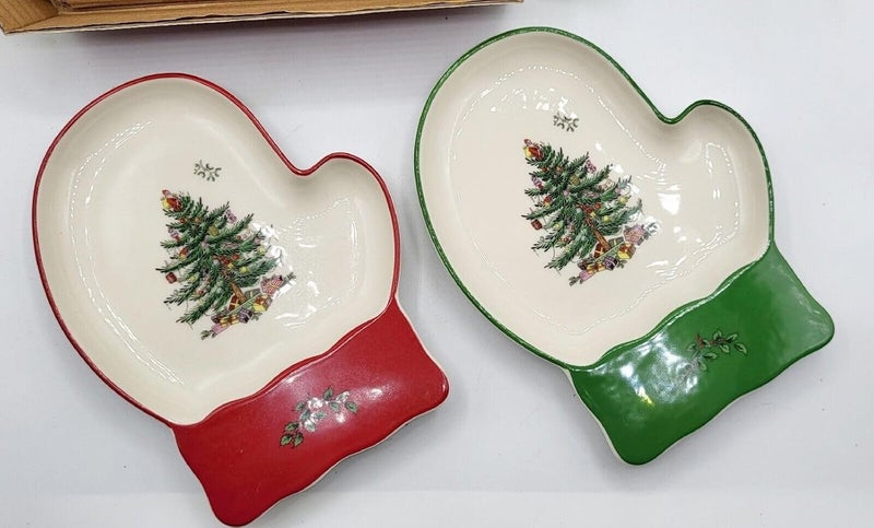Spode Christmas Tree Mitten Dishes Set of 2  Red  Green Serving Platters for Cookies Desserts Appetizers 7 Fine Earthenware Plates Dishwasher Safe Holiday Tableware for Seasonal Gatherings - Image 3