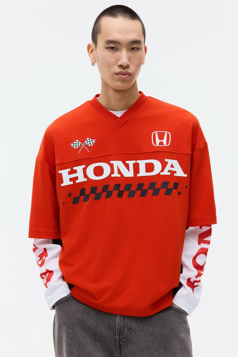 اتش اند ام تي-شيرت من نسيج شبكي بطبعة وقصّة فضفاضة