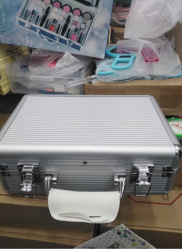 بون فوياج مجموعة  حقيبه مكياج بون فوياج من ذا كولور وركشوب - Image 2