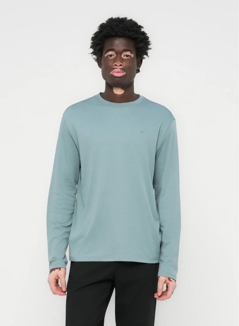 كالفن كلاين تيشيرت بأكمام طويلة وياقة دائرية من نسيج الإنترلوك