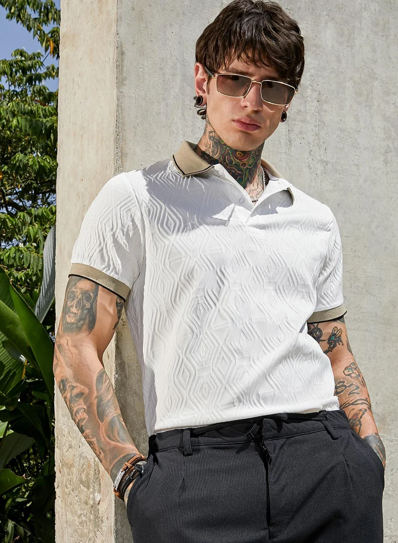 كامبوس سوترا تيشيرت بولو رجالي أبيض طباشيري وزيتوني بتصميم متموج بياقة بولو وأكمام قصيرة مكبلة وإغلاق بنصف أزرار، بقصة مريحة للارتداء اليومي الكاجوال