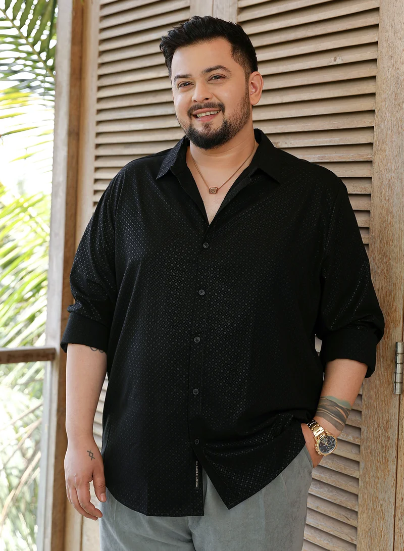 انستافاب بلس قميص رجالي مطبوع بنقش متقاطع أسود أونيكس من إنستافاب بلس للملابس الكاجوال بياقة واسعة وأكمام طويلة بأزرار مقاس كبير مصمم براحة للاستخدام اليومي