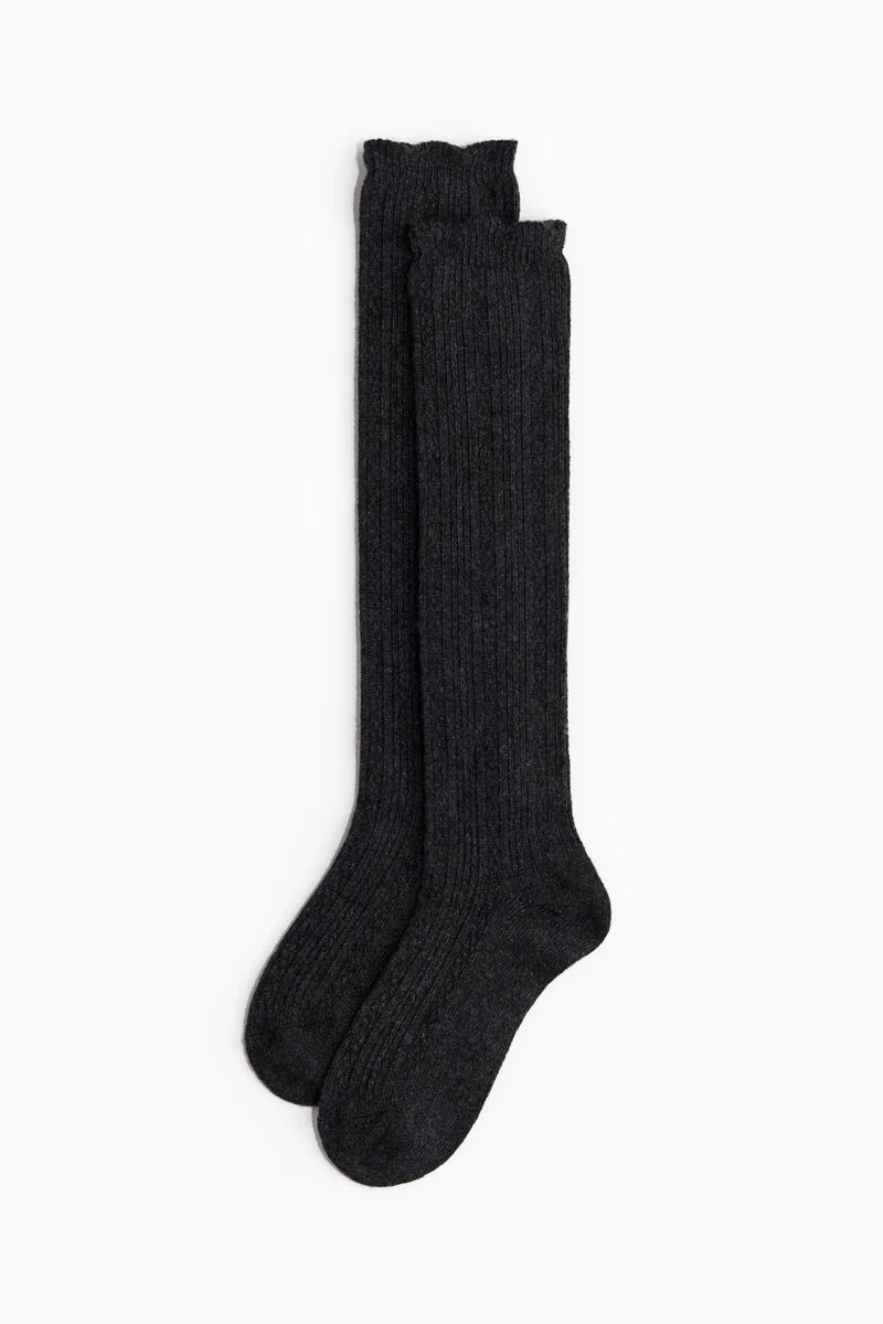 اتش اند ام جوارب طويلة محبوكة مزينة بنقشة