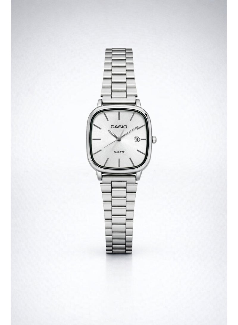 ساعة يد كاسيو CASIO للجنسين بسوار ستانلس ستيل فضي – ميناء أبيض مع عرض التاريخ وتصميم مربع أنيق