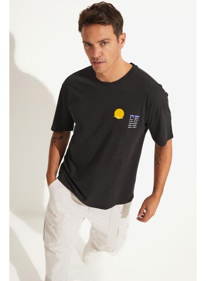 جون تيشيرت رجالي قطن % بطبعة وياقة دائرية مقاس كبير لون فحمي - Image 1