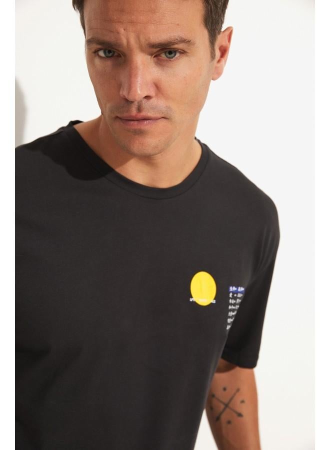 جون تيشيرت رجالي قطن % بطبعة وياقة دائرية مقاس كبير لون فحمي - Image 4