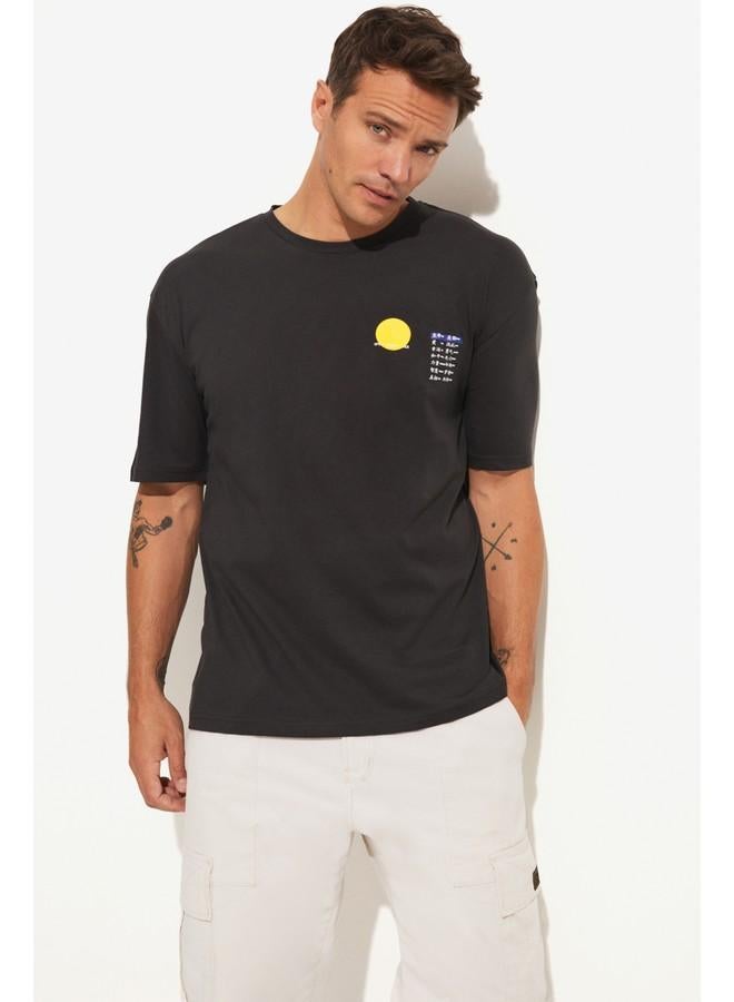 جون تيشيرت رجالي قطن % بطبعة وياقة دائرية مقاس كبير لون فحمي - Image 3