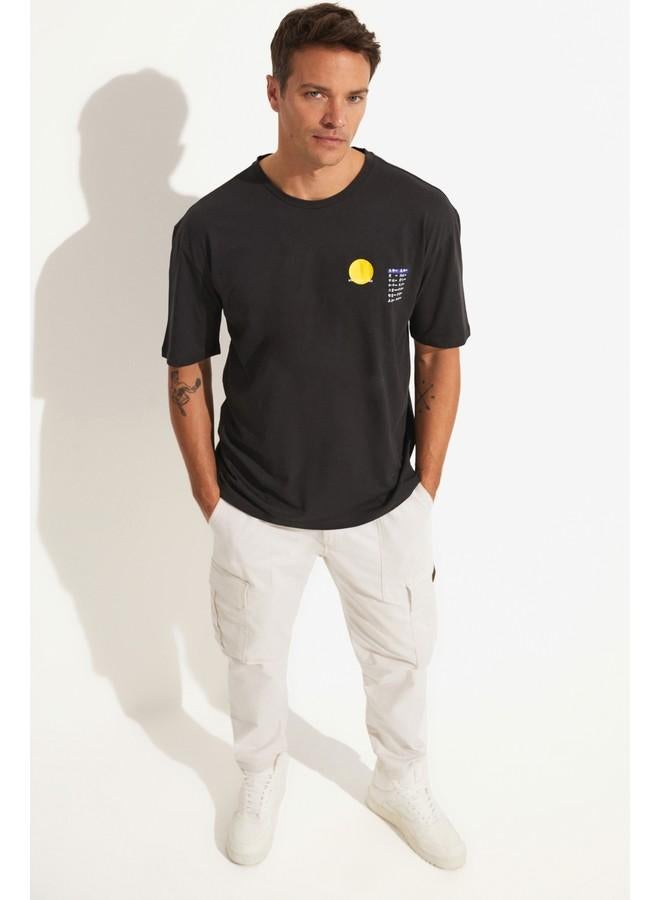 جون تيشيرت رجالي قطن % بطبعة وياقة دائرية مقاس كبير لون فحمي - Image 2