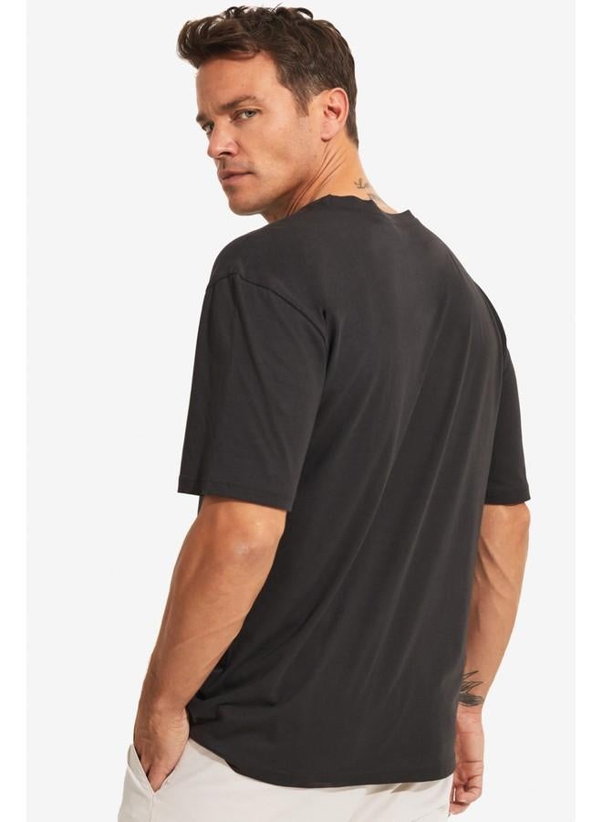 جون تيشيرت رجالي قطن % بطبعة وياقة دائرية مقاس كبير لون فحمي - Image 5