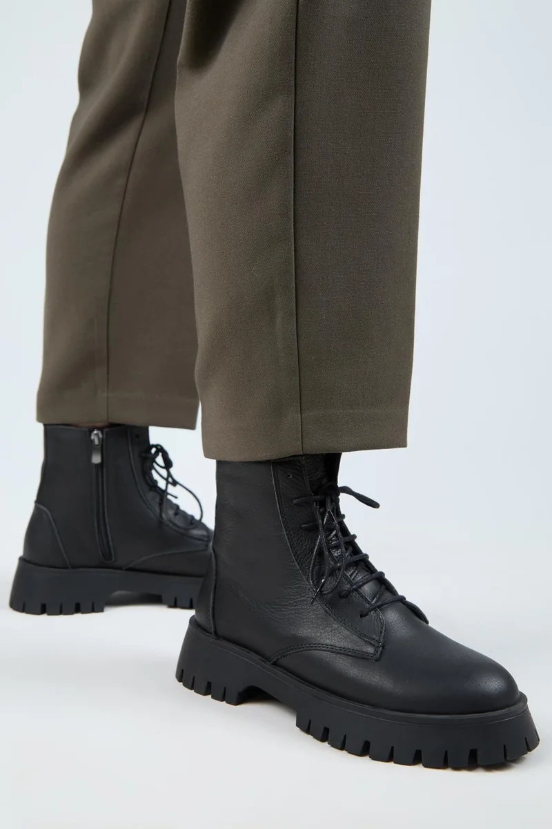 مانجيرو أحذية نسائية من مانيجيرو (فيان) مصنوعة من الجلد الطبيعي الأسود برباط وسحاب داخلي