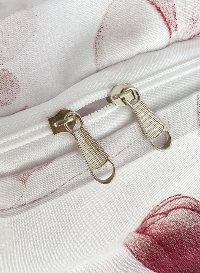 لونا هوم طقم غطاء لحاف مكون من 6 قطع بحجم كوين يتميز بطباعة ساكورا داستي بينك على خلفية بيضاء. - Image 4