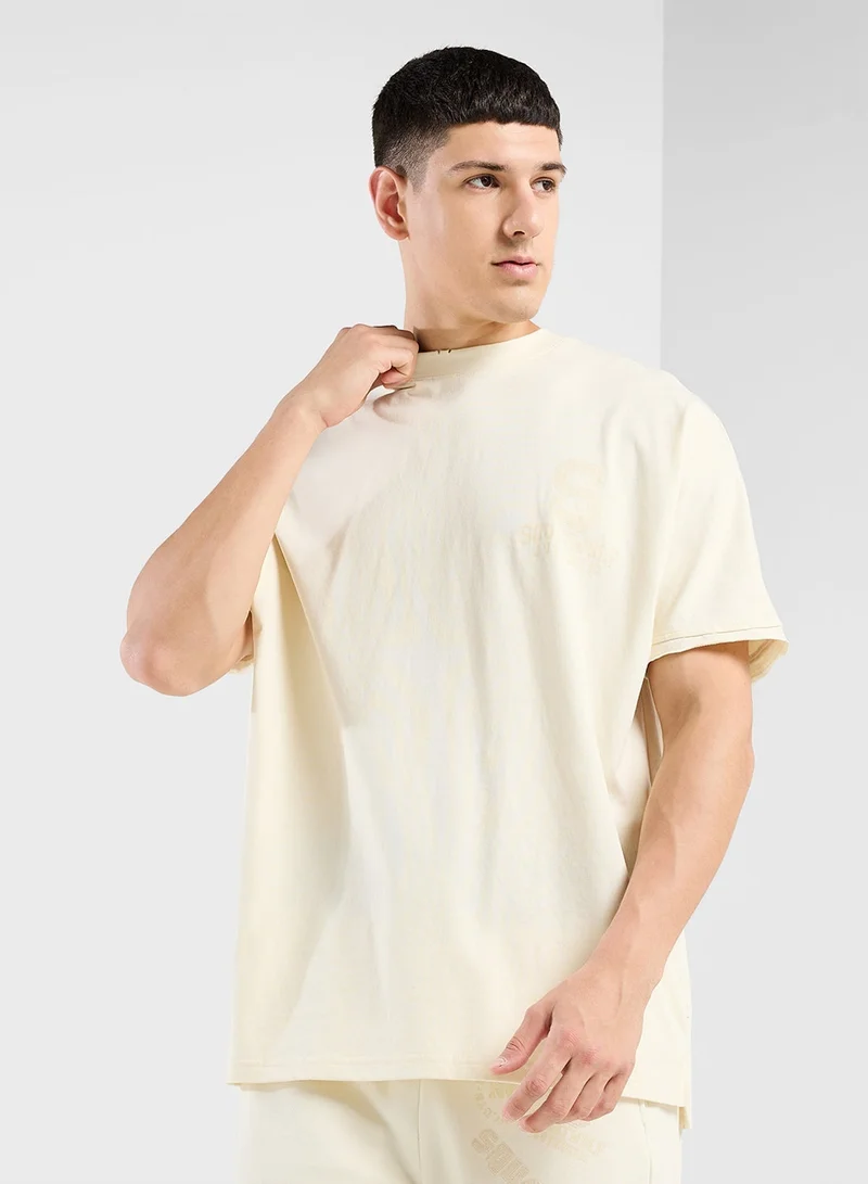 سكوات وولف تيشيرت جولدين إيرا أوفرسايز بتصميم شعارات متعددة ممزق