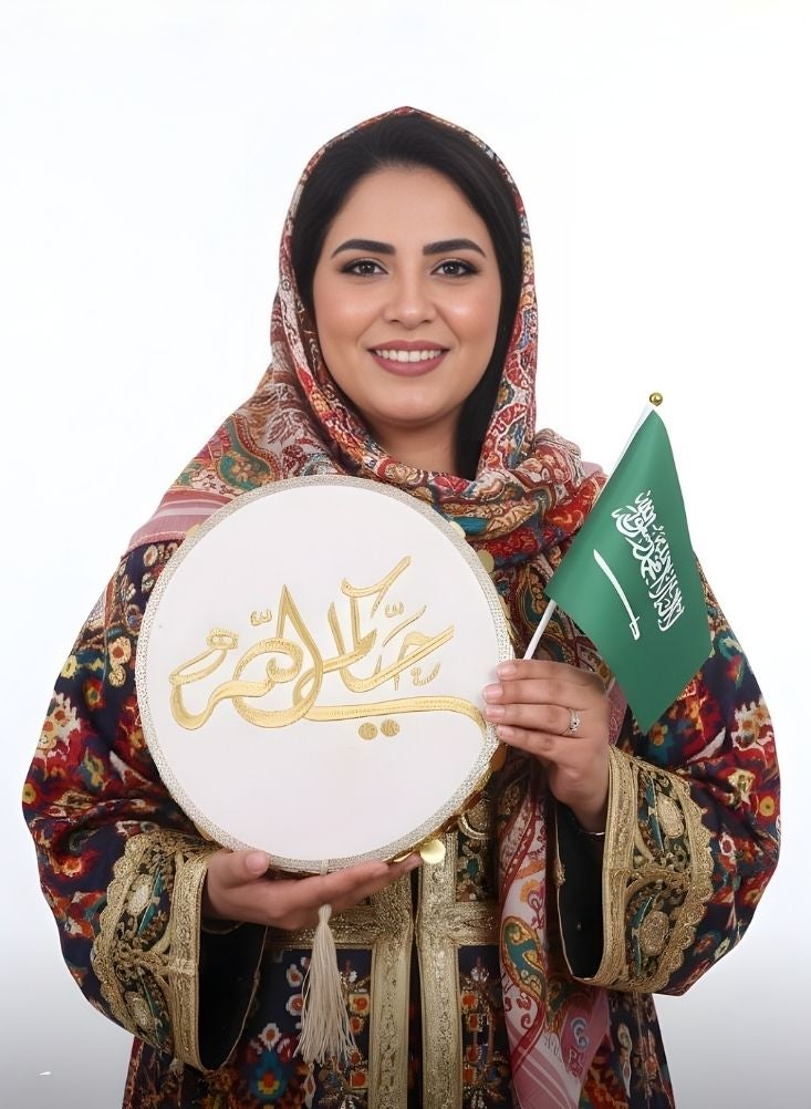 بريميم دف يدوي مزخرف بالخط العربي للاحتفال باليوم الوطني السعودي - طبلة تقليدية مزينة بالعلم السعودي للمناسبات الثقافية والتراثية - Image 2