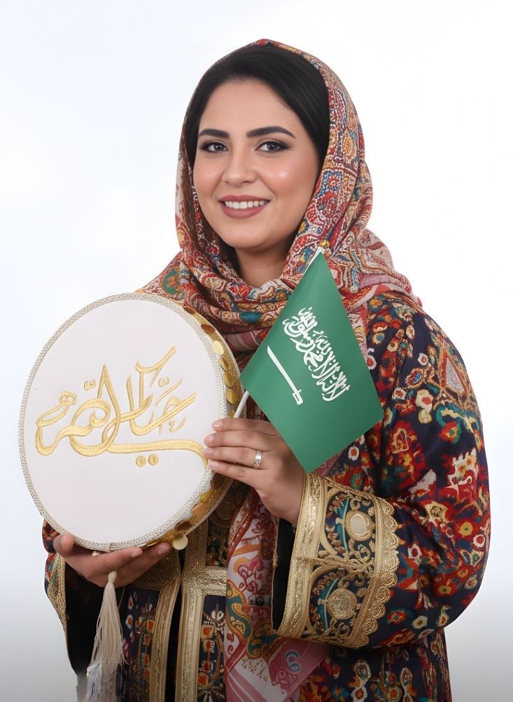 بريميم دف يدوي مزخرف بالخط العربي للاحتفال باليوم الوطني السعودي - طبلة تقليدية مزينة بالعلم السعودي للمناسبات الثقافية والتراثية - Image 3