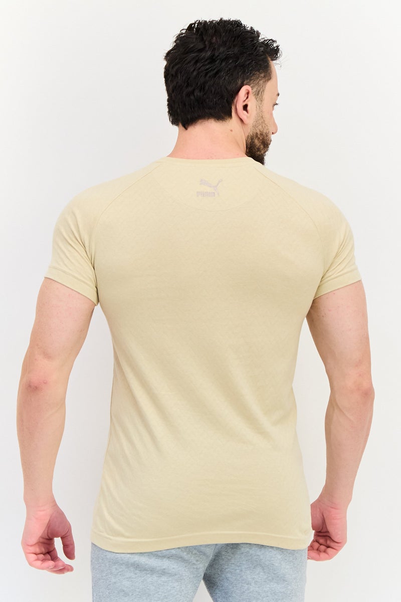 PUMA تي شيرت بولو قصير الأكمام للرجال من بومة x One8، مقاس ضيق، خارجي، بيج داكن - Image 3