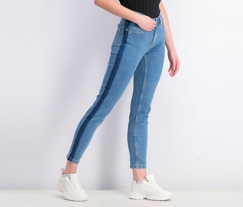 Tchibo Women Slim Fit Washed Stretchable Jeans, Light Blue - Image 4