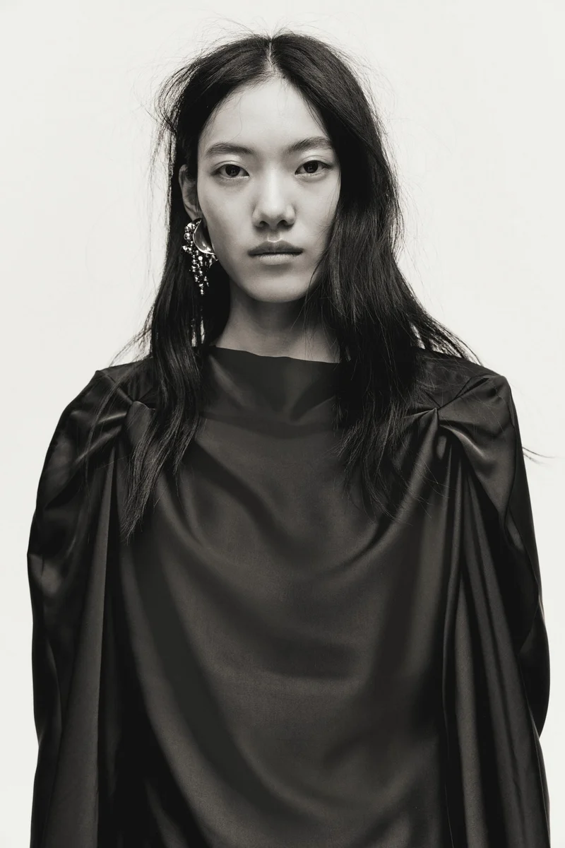 اتش اند ام فستان ساتان بأكمام منفوخة