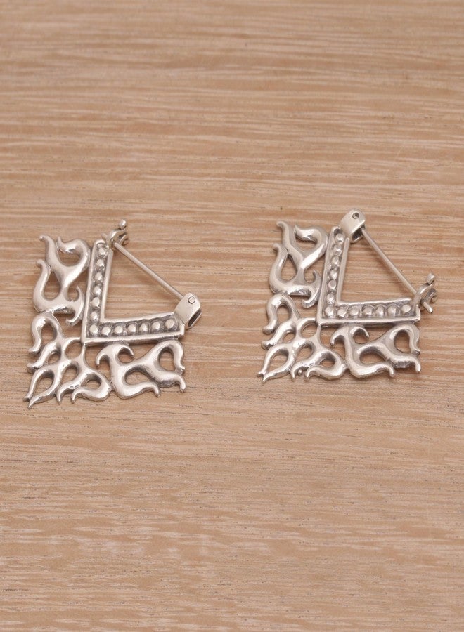 نوفيكا أقراط حلقية من الفضة الإسترلينية مصنوعة يدويًا من نوفيكا، بتصميم قبلي من بالي، إندونيسيا [1.1 بوصة طول × 0 بوصة عرض × 1.3 بوصة عمق] "نار قبلية" - Image 3