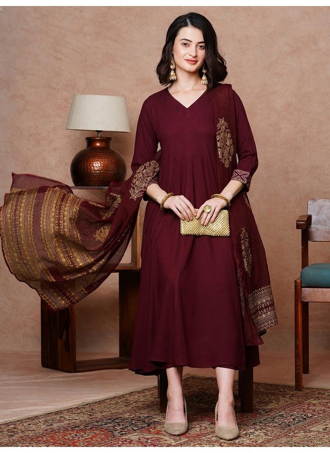 آني ديزاينر - قميص أناركلي كورتا نسائي من مزيج الرايون مع بنطلون ووشاح من تصميم ANNI DESIGNER (Magic-Wine-NDM_S_Wine_Small) - Image 1