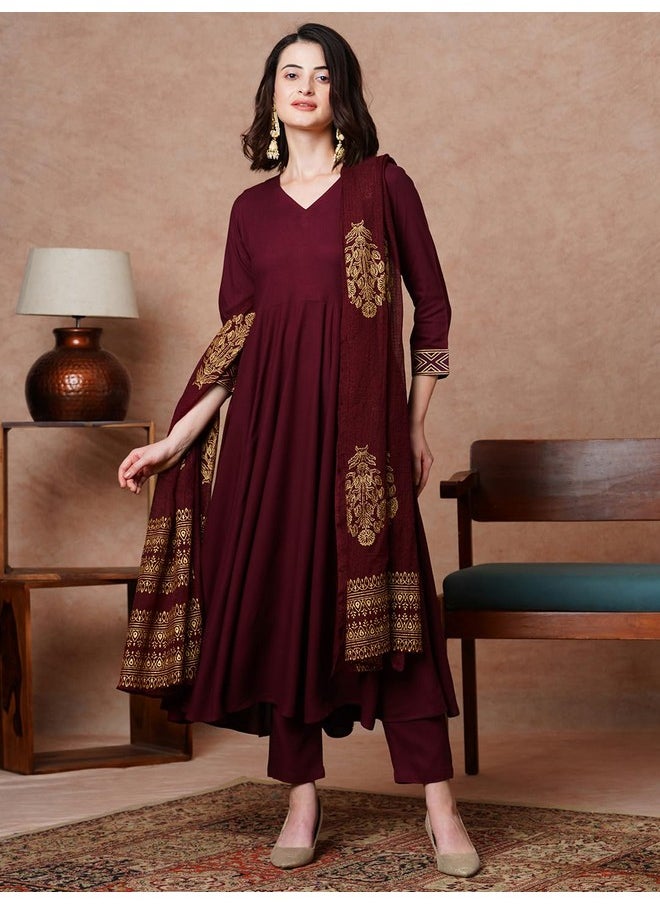 آني ديزاينر - قميص أناركلي كورتا نسائي من مزيج الرايون مع بنطلون ووشاح من تصميم ANNI DESIGNER (Magic-Wine-NDM_S_Wine_Small) - Image 1