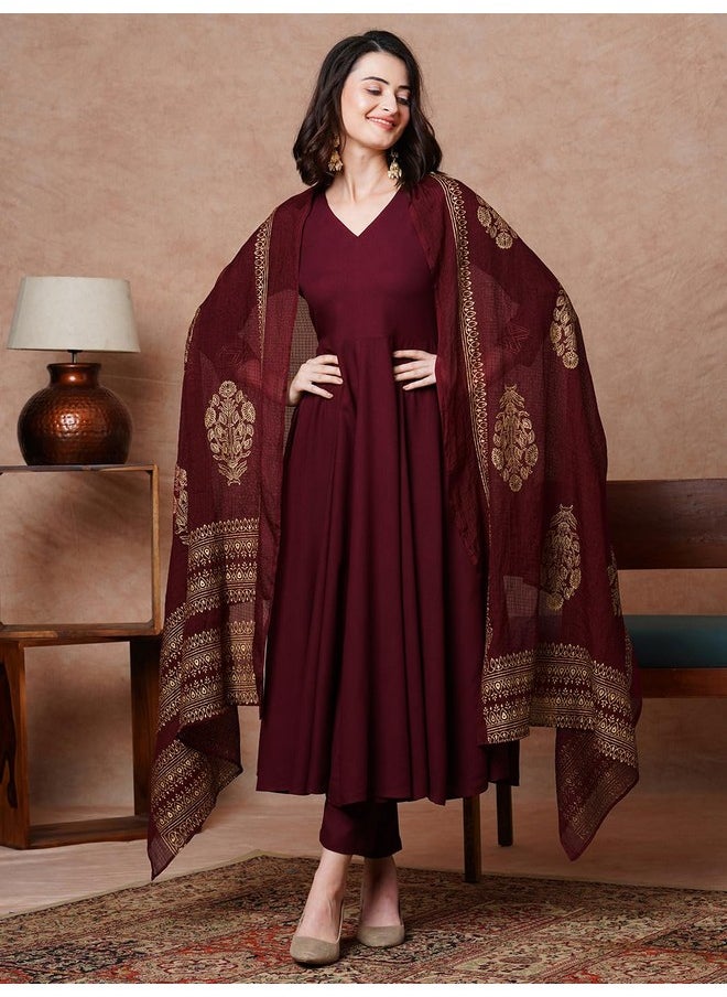 آني ديزاينر - قميص أناركلي كورتا نسائي من مزيج الرايون مع بنطلون ووشاح من تصميم ANNI DESIGNER (Magic-Wine-NDM_S_Wine_Small) - Image 1