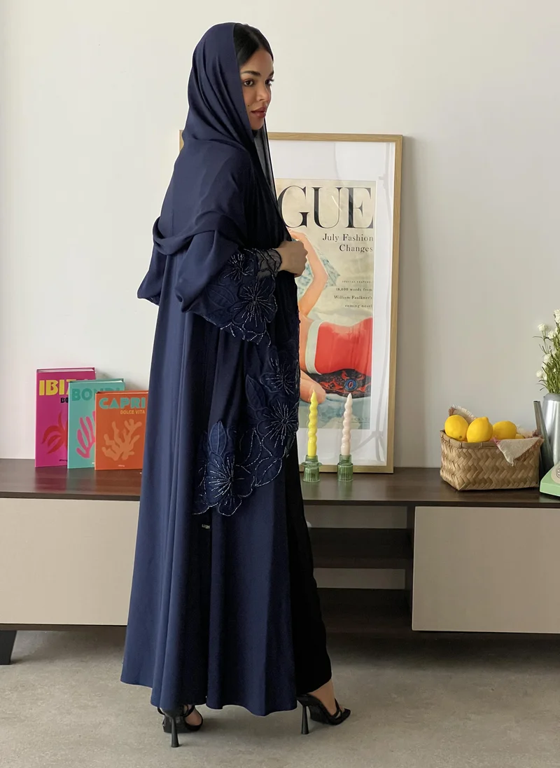 عبايات لوسين عباية كحليه بتطريز ورود على الأكمام مع الطرحة