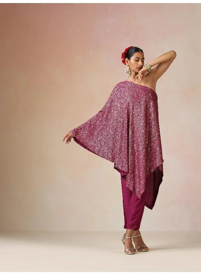 ترو برونز طقم كورتا حرير موسلين مطبوع باللون الذهبي والفوشيا من  بكتف واحد غير متماثل