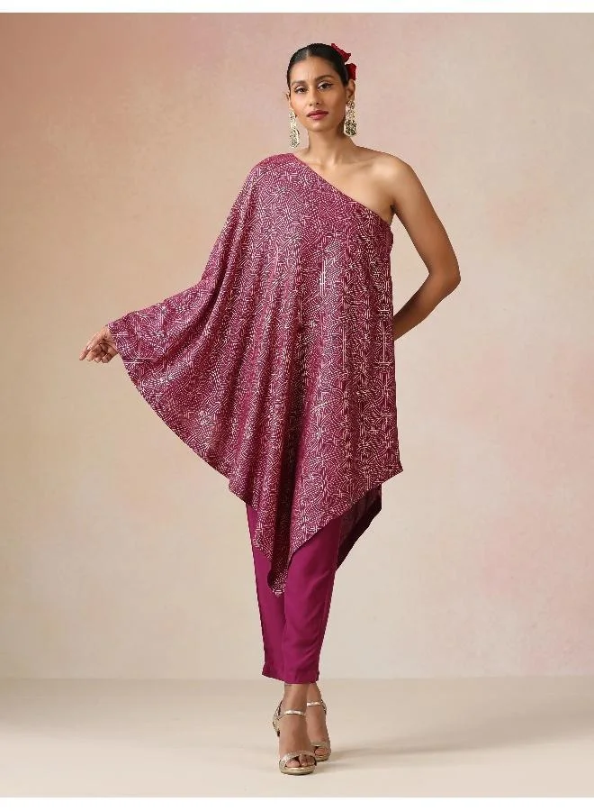 ترو برونز طقم كورتا حرير موسلين مطبوع باللون الذهبي والفوشيا من  بكتف واحد غير متماثل